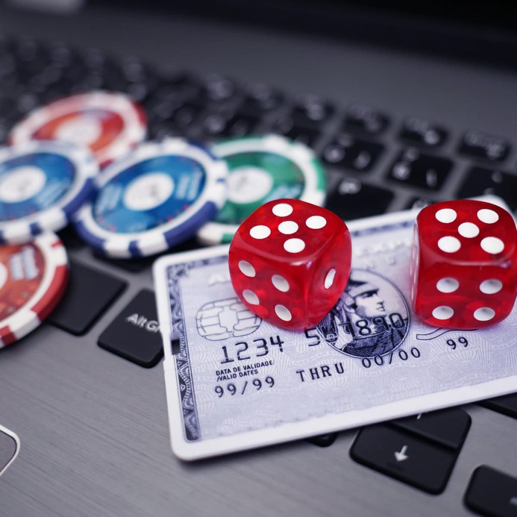 How Does Live Casino Provide Online Casino Gamers With New Ways of Playing?